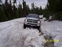 How not to drive up a snowy mountain road (pics)-trail-4.jpg